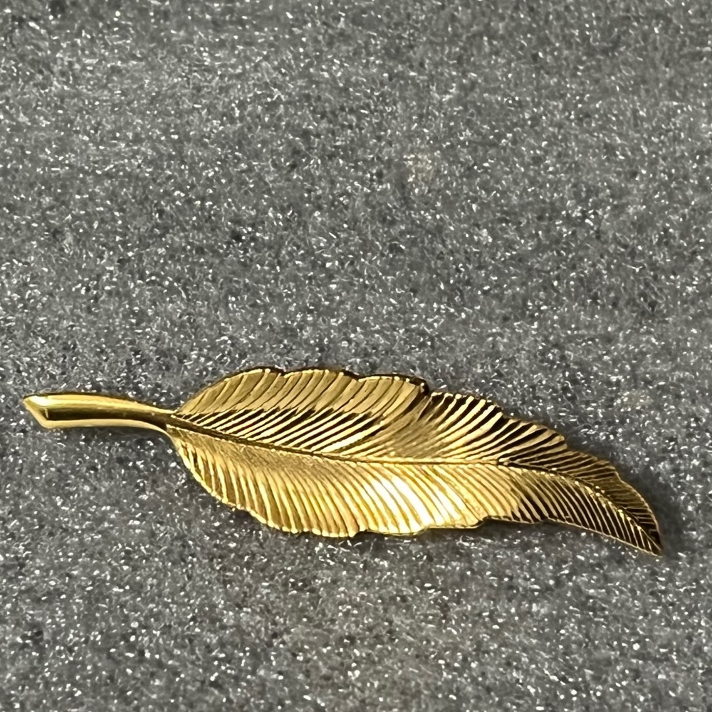VINTAGE DUBARRY FIFTH AVENUE BROOCH PIN GOLD-TONED RIGID LEAF GREAT CONDITION!!